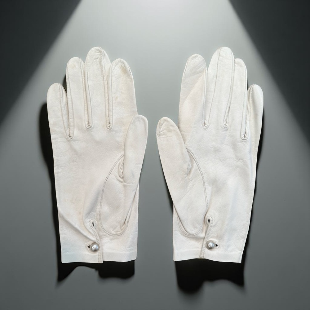 VINTAGE Elegant White Leather Gloves With Pearl Button
